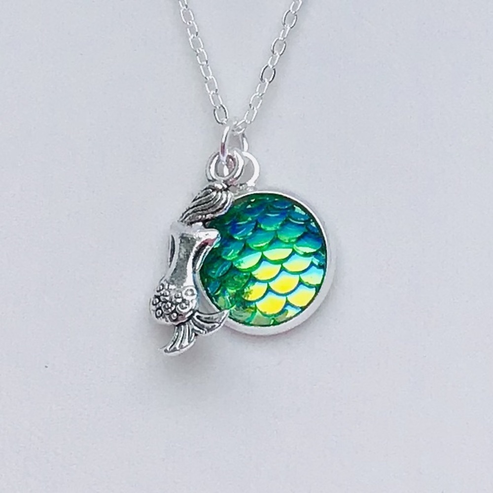 Gorgeous iridescent mermaid necklace - green